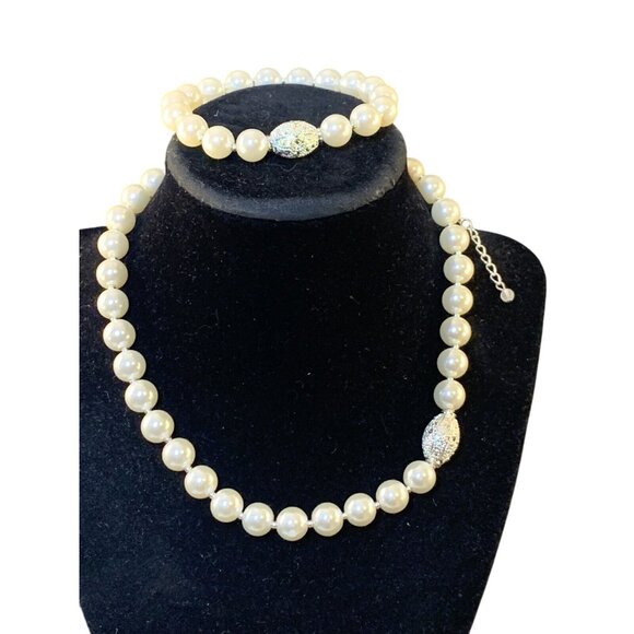 Avon Pearly Perfection 3 Piece Set Ivory Necklace, Bracelet And Earrings (1566) - Picture 3 of 7